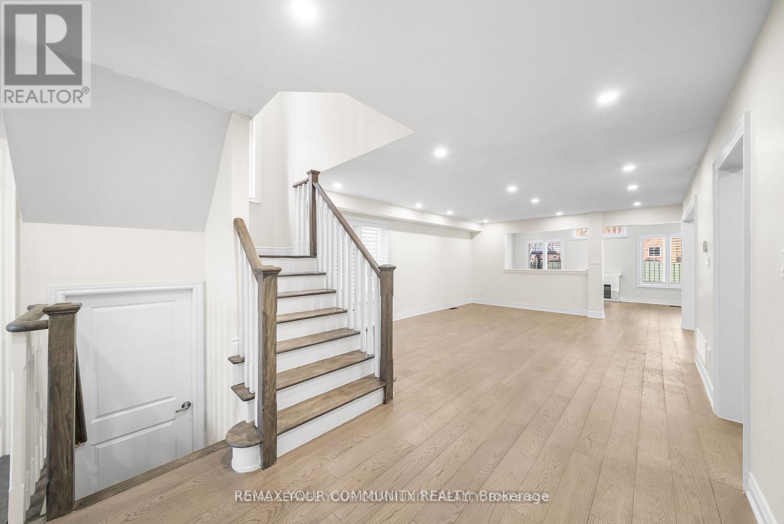 32 Downy Emerald Drive, Bradford West Gwillimbury (Bradford), Ontario  L3Z 0E8 - Photo 10 - N12863422