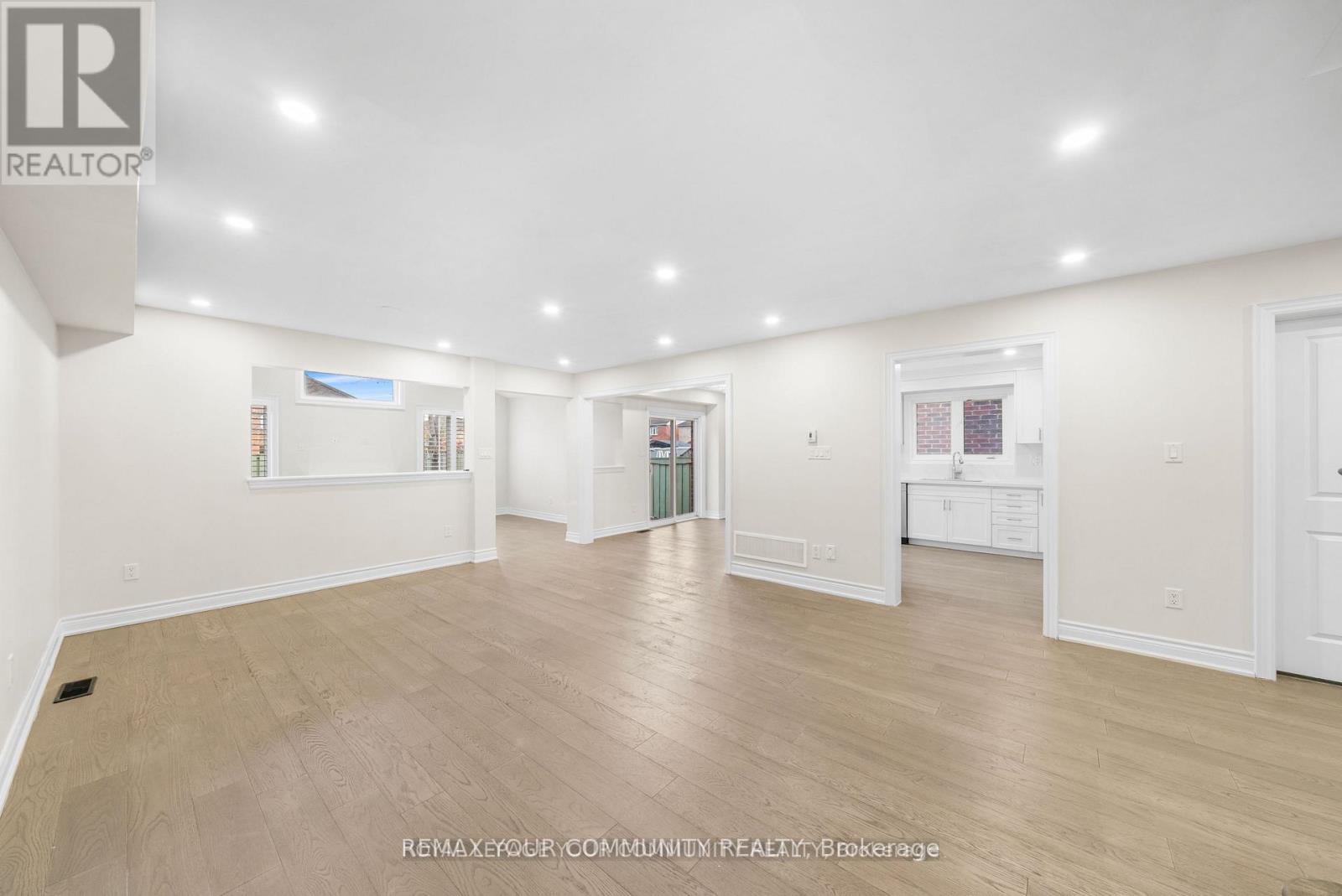 32 Downy Emerald Drive, Bradford West Gwillimbury (Bradford), Ontario  L3Z 0E8 - Photo 12 - N12863422