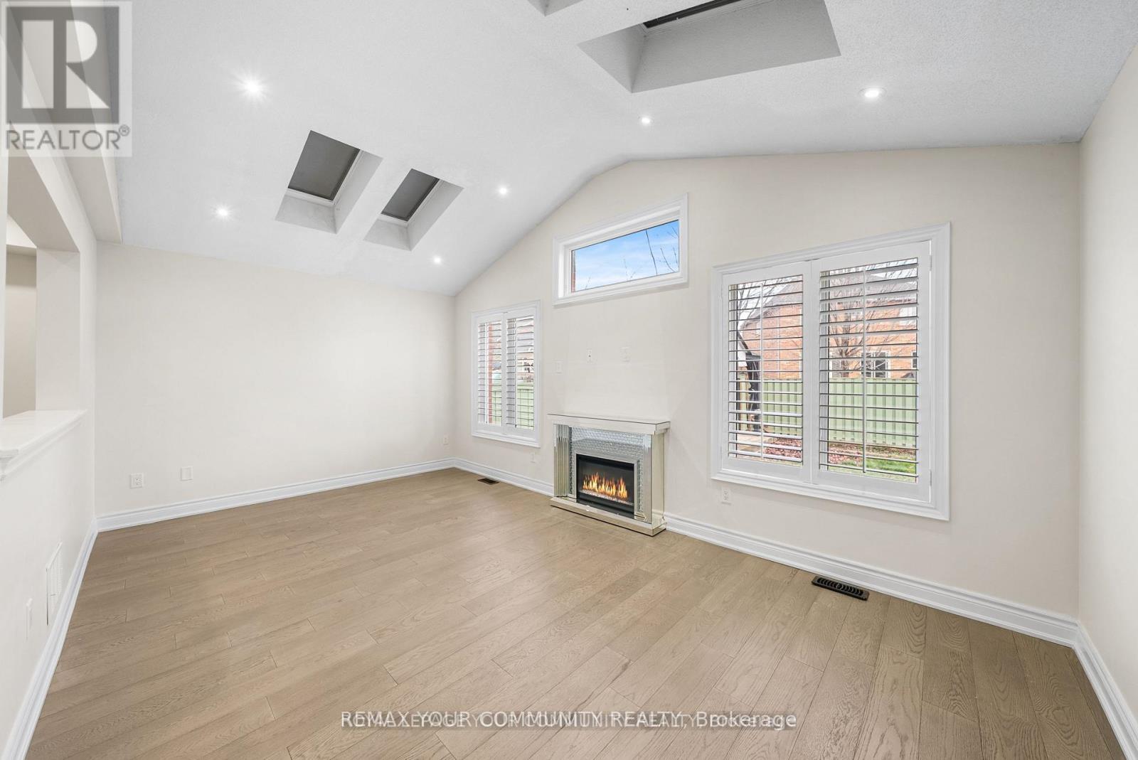 32 Downy Emerald Drive, Bradford West Gwillimbury (Bradford), Ontario  L3Z 0E8 - Photo 14 - N12863422