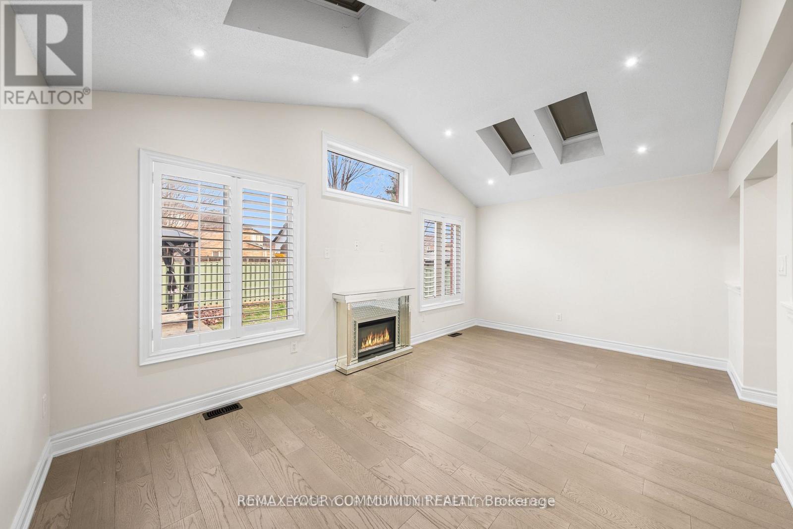 32 Downy Emerald Drive, Bradford West Gwillimbury (Bradford), Ontario  L3Z 0E8 - Photo 15 - N12863422