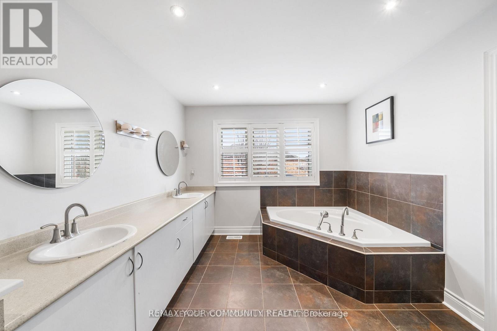 32 Downy Emerald Drive, Bradford West Gwillimbury (Bradford), Ontario  L3Z 0E8 - Photo 31 - N12863422