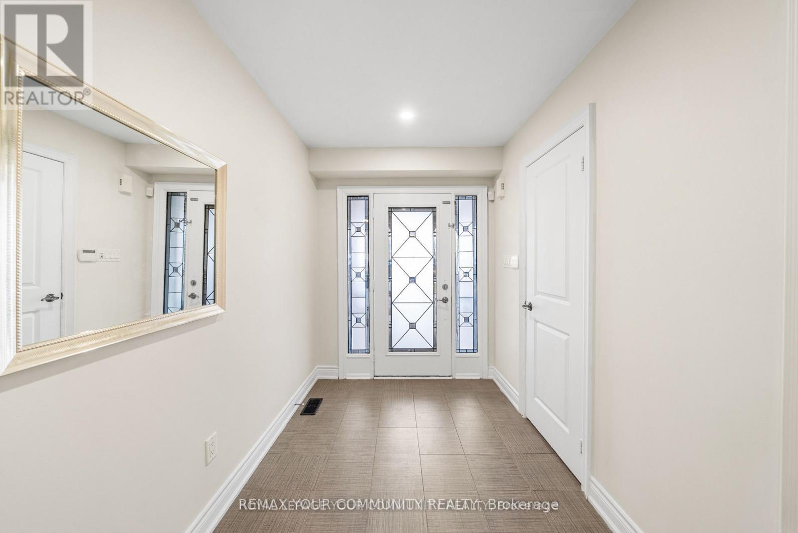 32 Downy Emerald Drive, Bradford West Gwillimbury (Bradford), Ontario  L3Z 0E8 - Photo 4 - N12863422