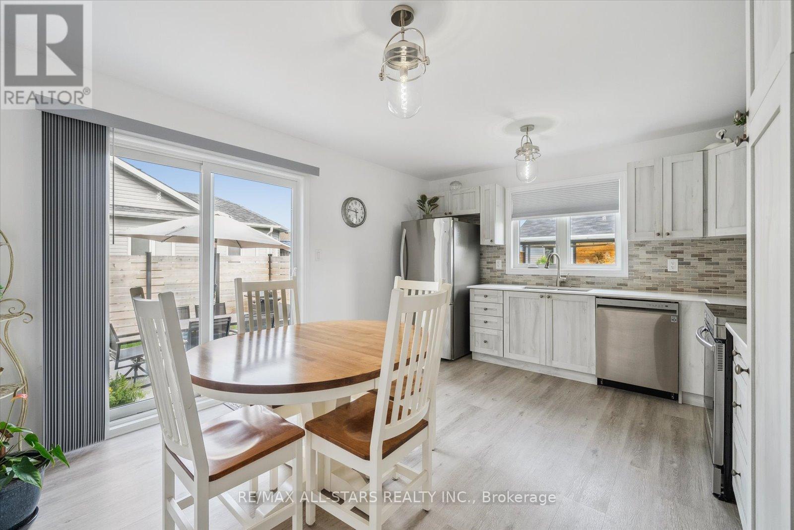 31 Reynolds Drive, Ramara (Atherley), Ontario  L3V 8K1 - Photo 10 - S12863188