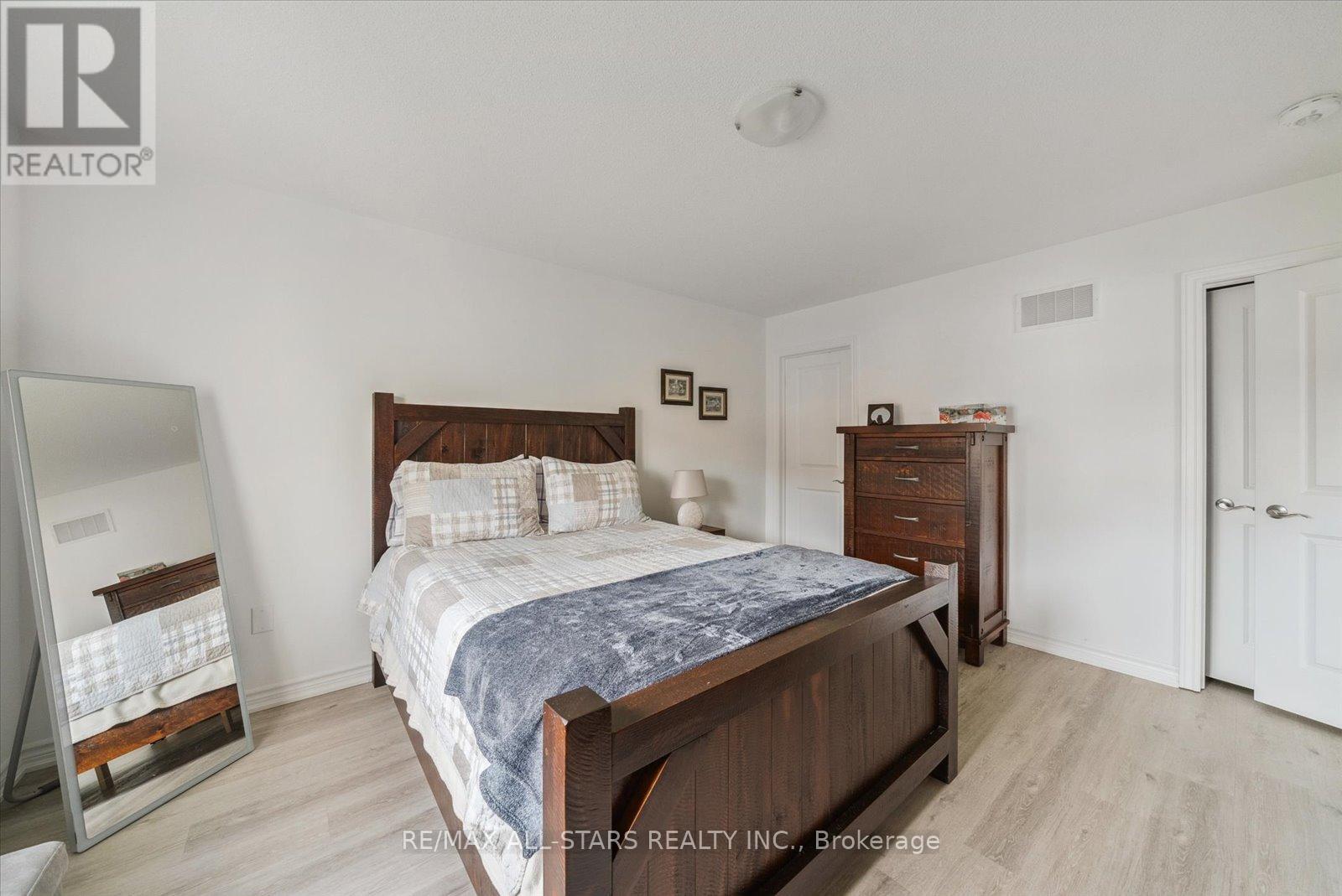 31 Reynolds Drive, Ramara (Atherley), Ontario  L3V 8K1 - Photo 16 - S12863188