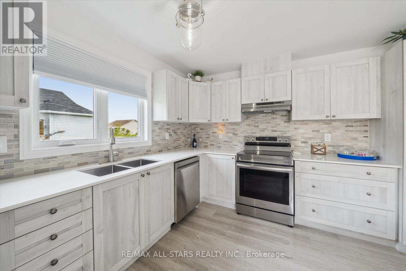 31 Reynolds Drive, Ramara (Atherley), Ontario  L3V 8K1 - Photo 7 - S12863188