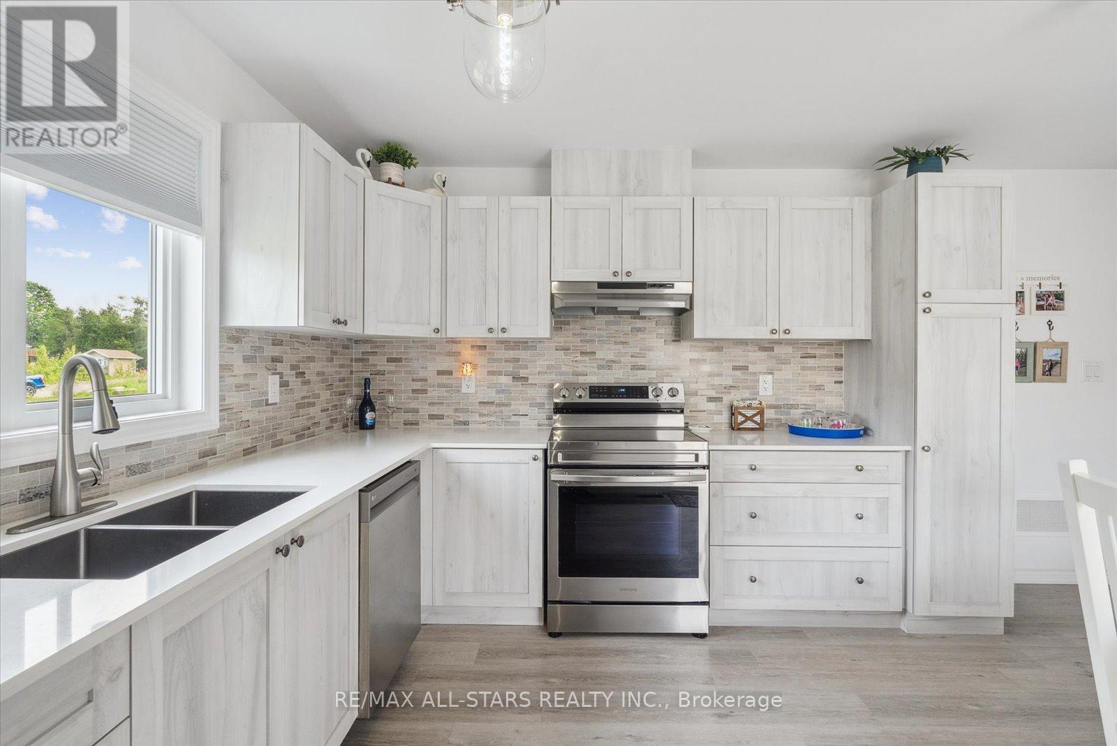 31 Reynolds Drive, Ramara (Atherley), Ontario  L3V 8K1 - Photo 8 - S12863188