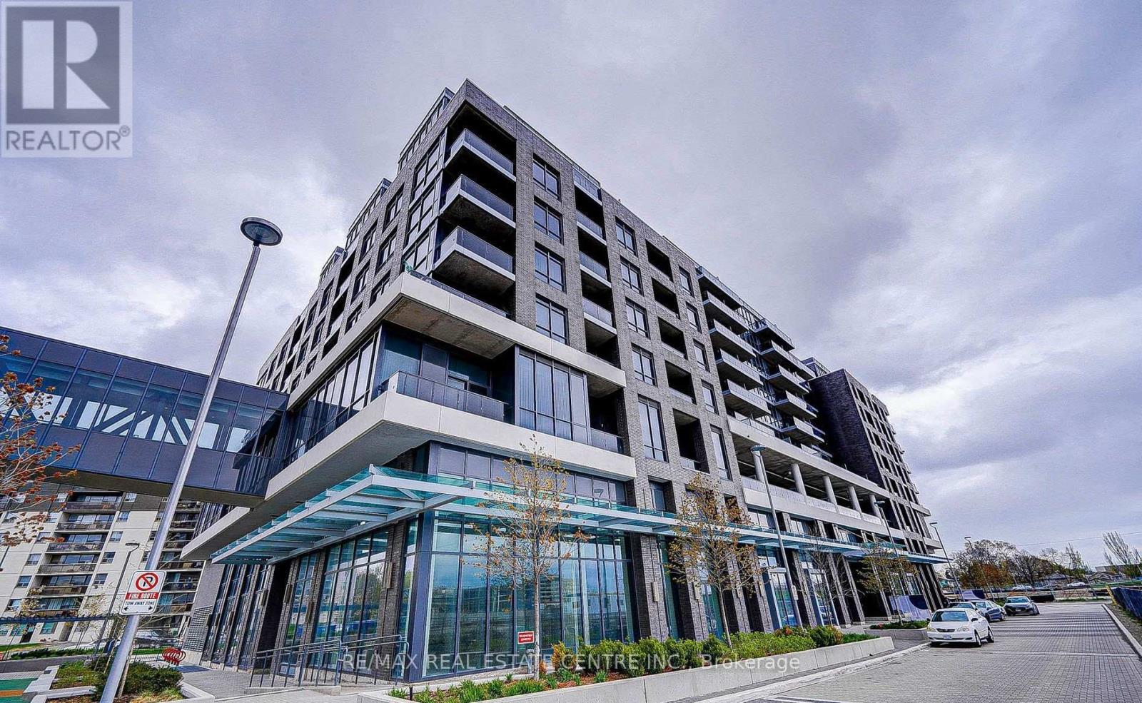 <div class="slider-price">$682,500</div><p>1014 - 10 Gibbs Road, Toronto, Ontario</p>