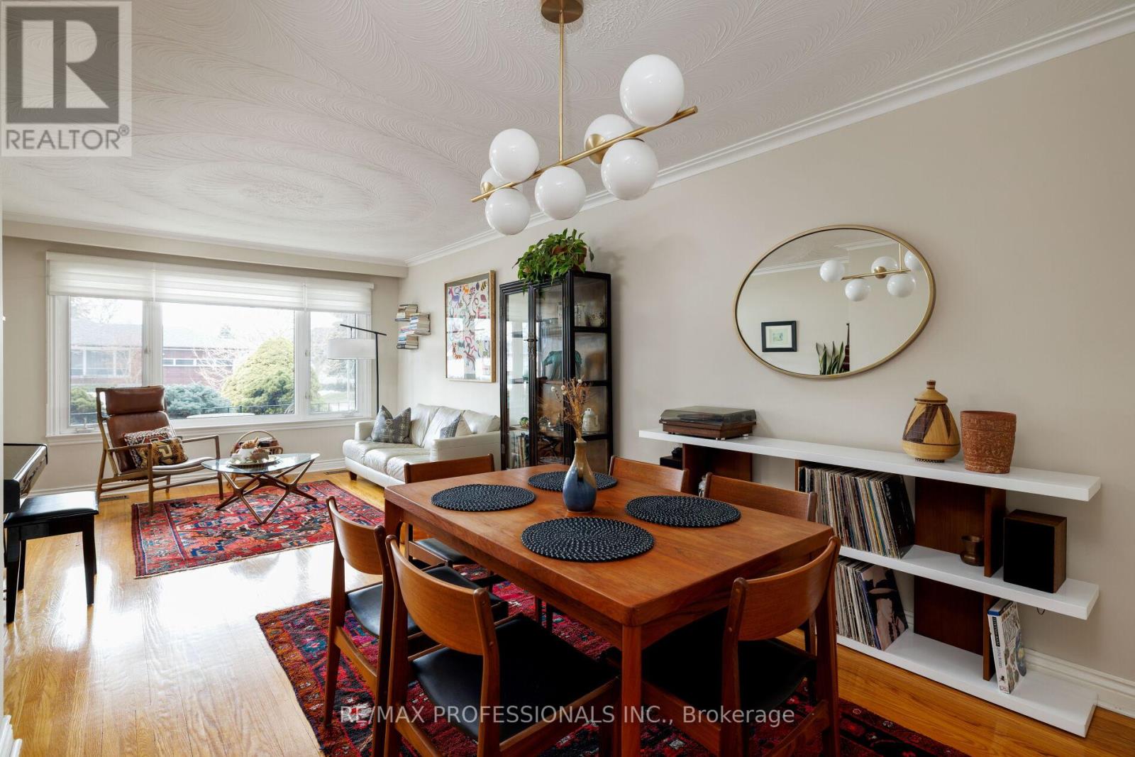 <div class="slider-price">$1,099,000</div><p>4 Gatewood Crescent, Toronto, Ontario</p>