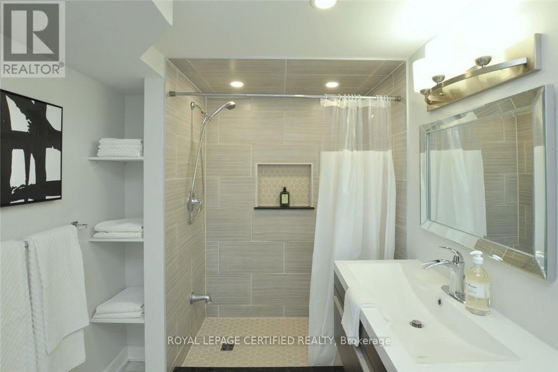 Upper Level Room For Rent - 102 Laurier Avenue, Hamilton, Ontario  L9C 3S4 - Photo 8 - X12863332