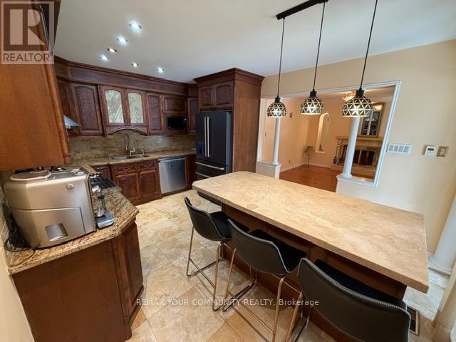 19 Roosevelt Drive, Richmond Hill, Ontario  L4C 6V1 - Photo 9 - N12862804