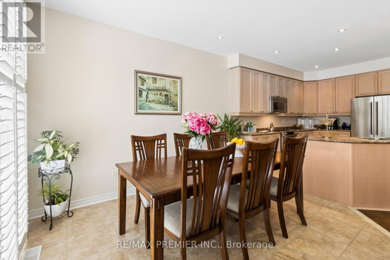 11 Eakins Drive E, Aurora, Ontario  L4G 0G7 - Photo 10 - N12863560