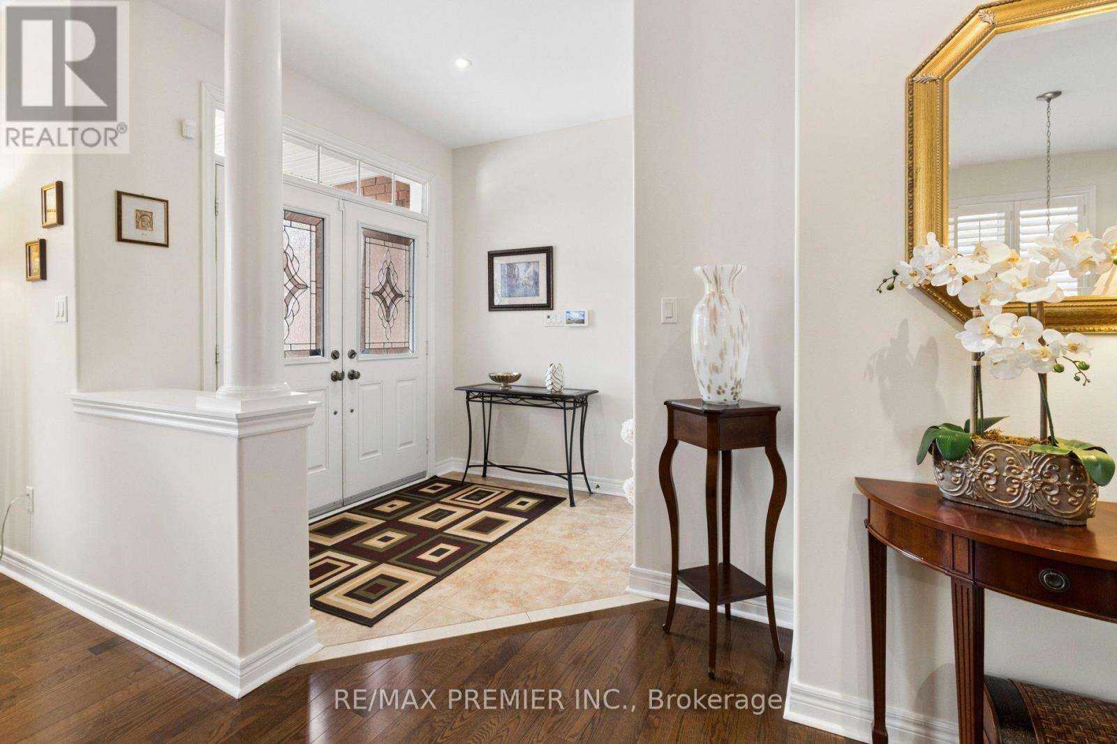 11 Eakins Drive E, Aurora, Ontario  L4G 0G7 - Photo 3 - N12863560