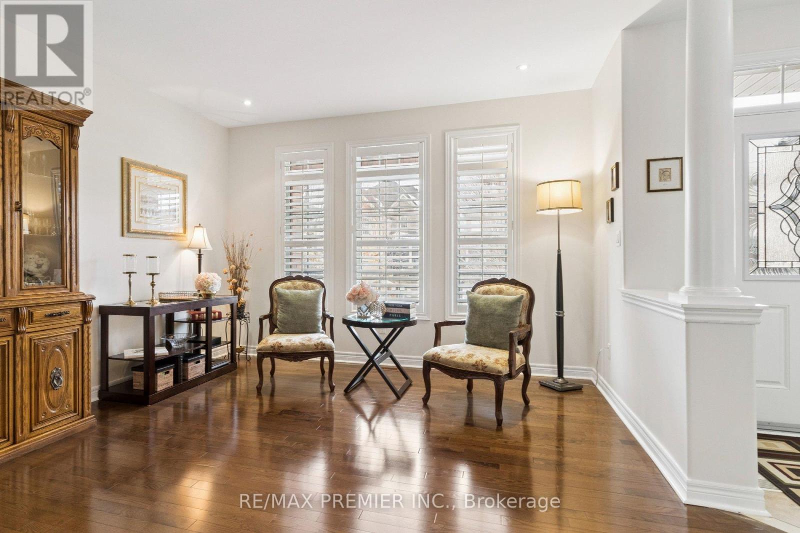 11 Eakins Drive E, Aurora, Ontario  L4G 0G7 - Photo 4 - N12863560