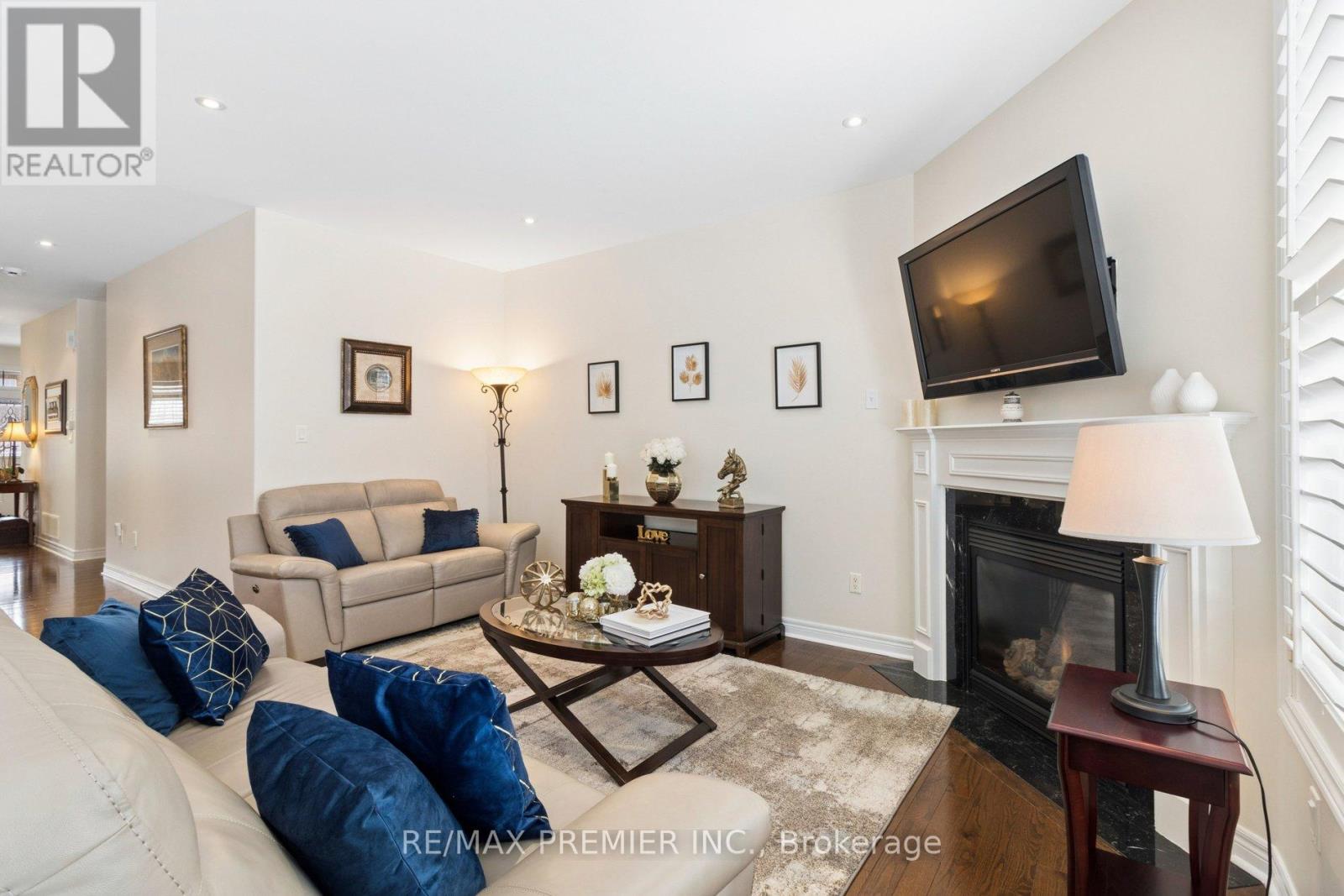 11 Eakins Drive E, Aurora, Ontario  L4G 0G7 - Photo 6 - N12863560