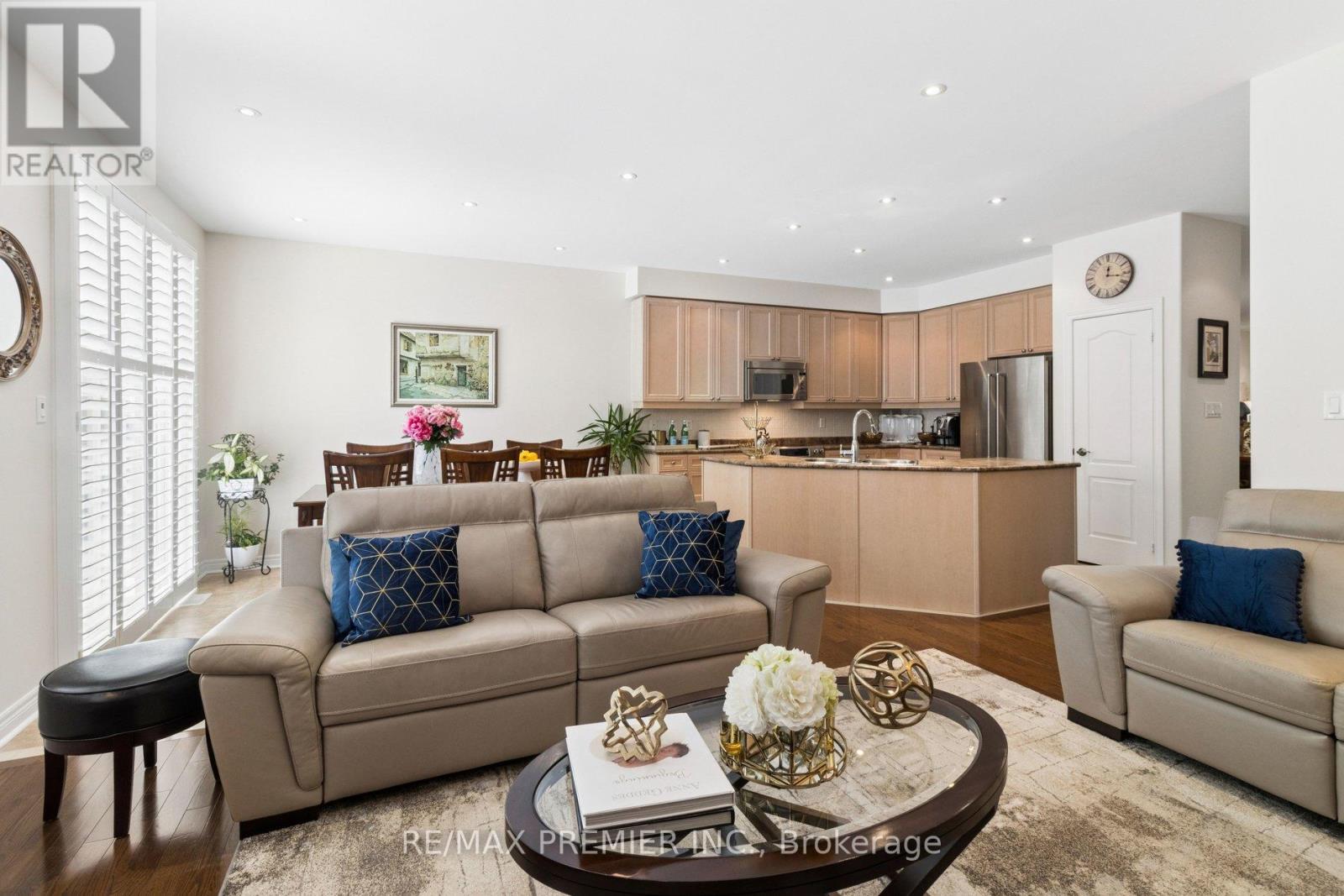 11 Eakins Drive E, Aurora, Ontario  L4G 0G7 - Photo 7 - N12863560