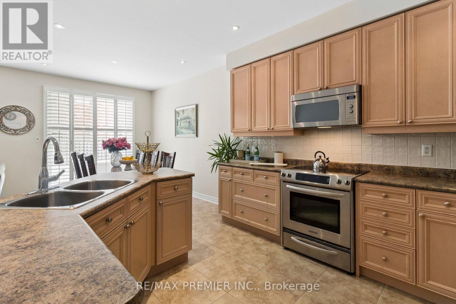 11 Eakins Drive E, Aurora, Ontario  L4G 0G7 - Photo 8 - N12863560