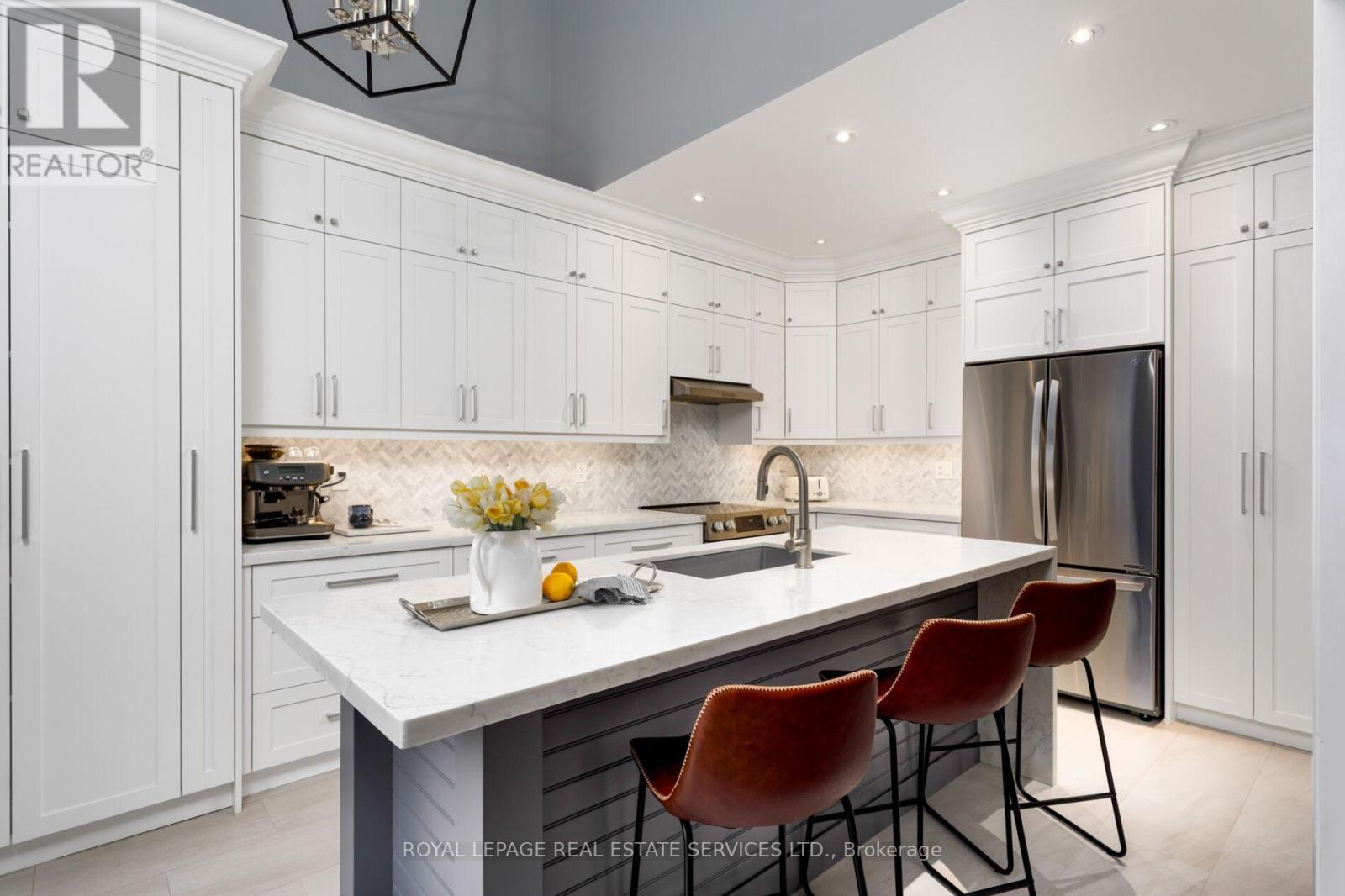 2213 Littondale Lane, Oakville, Ontario  L6M 0A6 - Photo 2 - W12863470