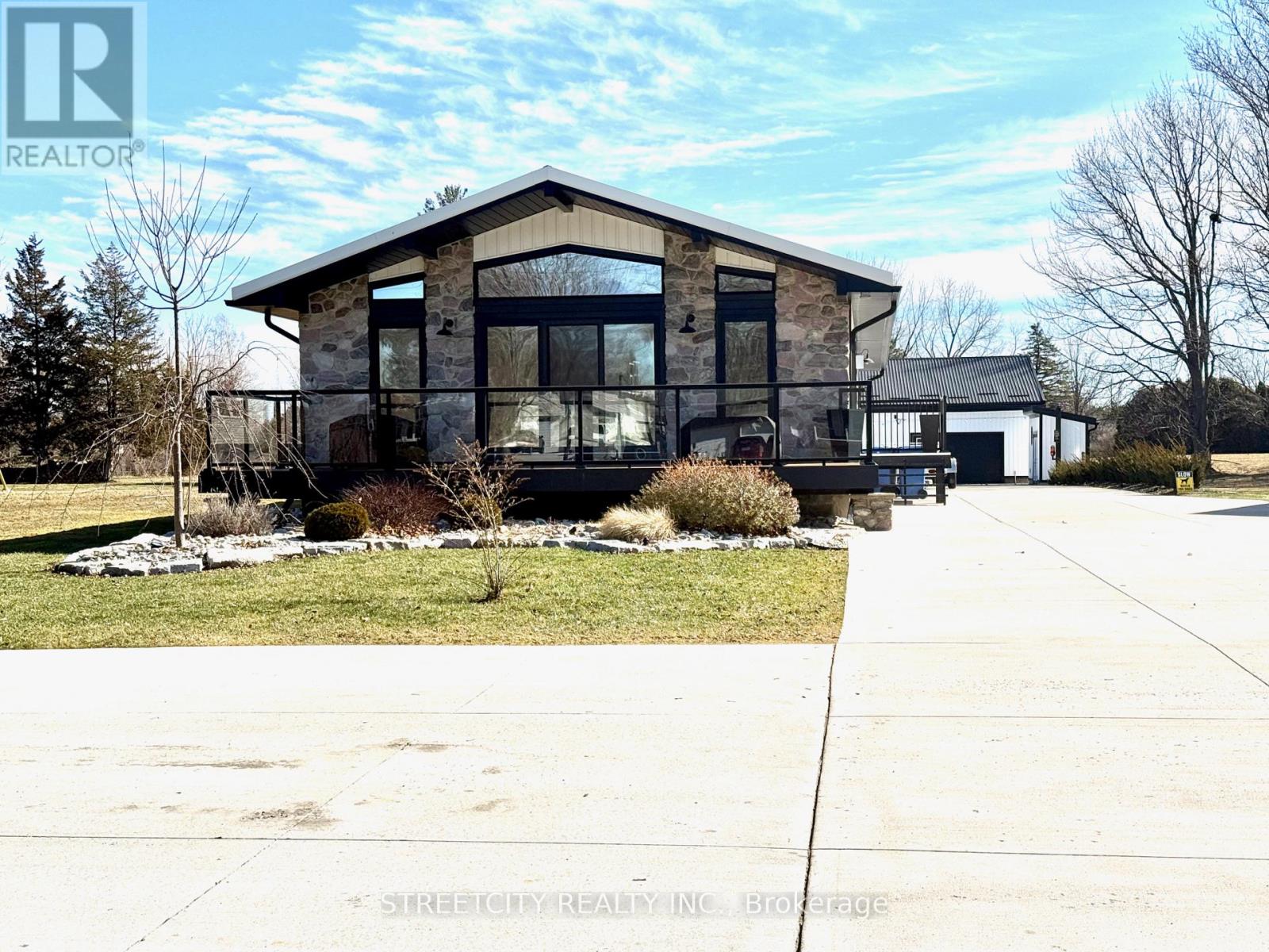 747 Broadway Street, Plympton-Wyoming, Ontario  N0N 1T0 - Photo 1 - X12749914