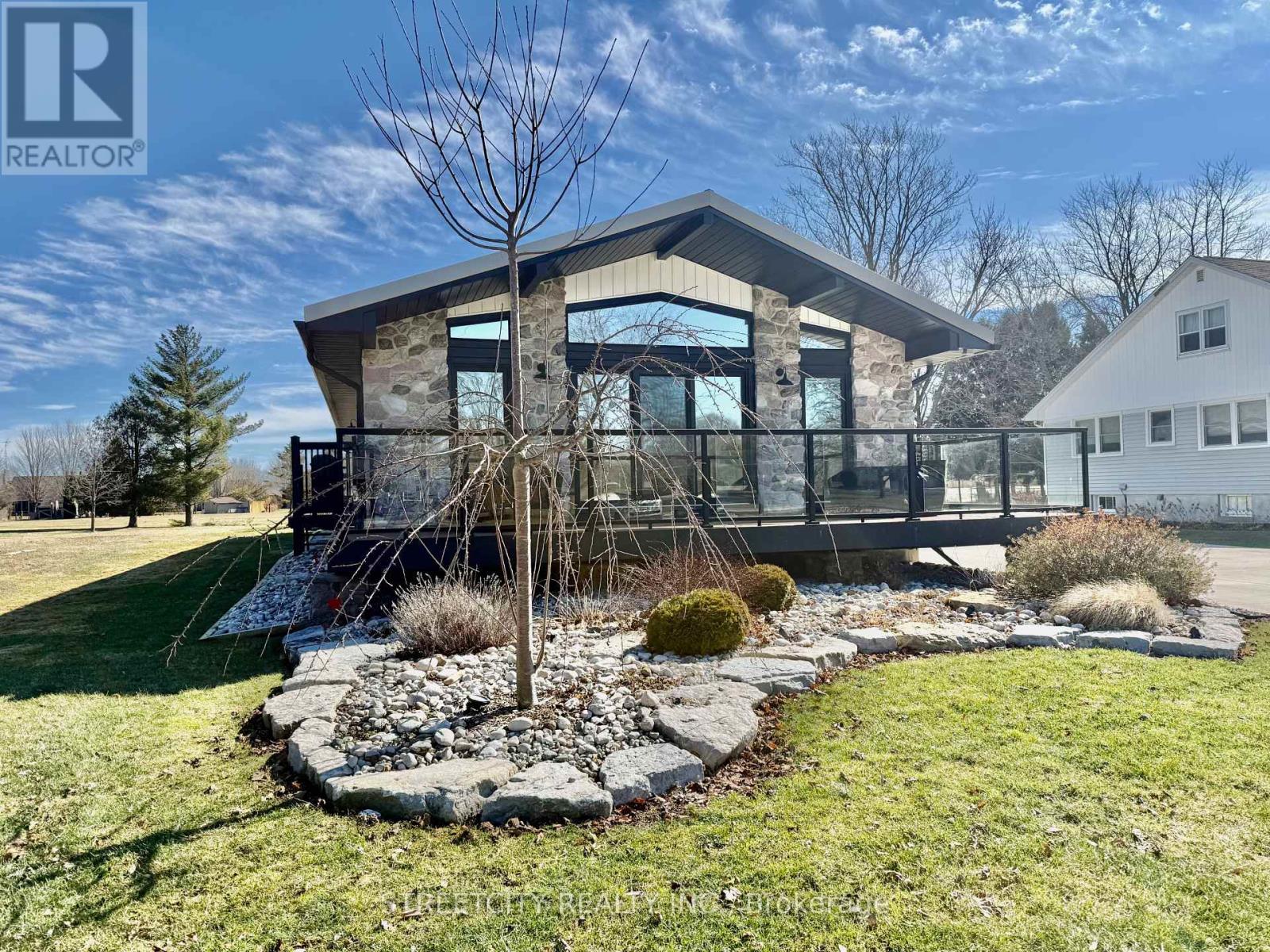 747 Broadway Street, Plympton-Wyoming, Ontario  N0N 1T0 - Photo 2 - X12749914