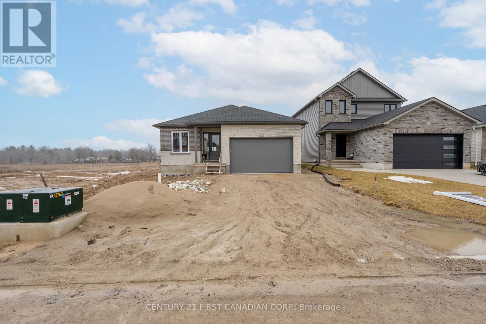 27 Sheldabren Street, North Middlesex, Ontario  N0M 1A0 - Photo 2 - X12863746