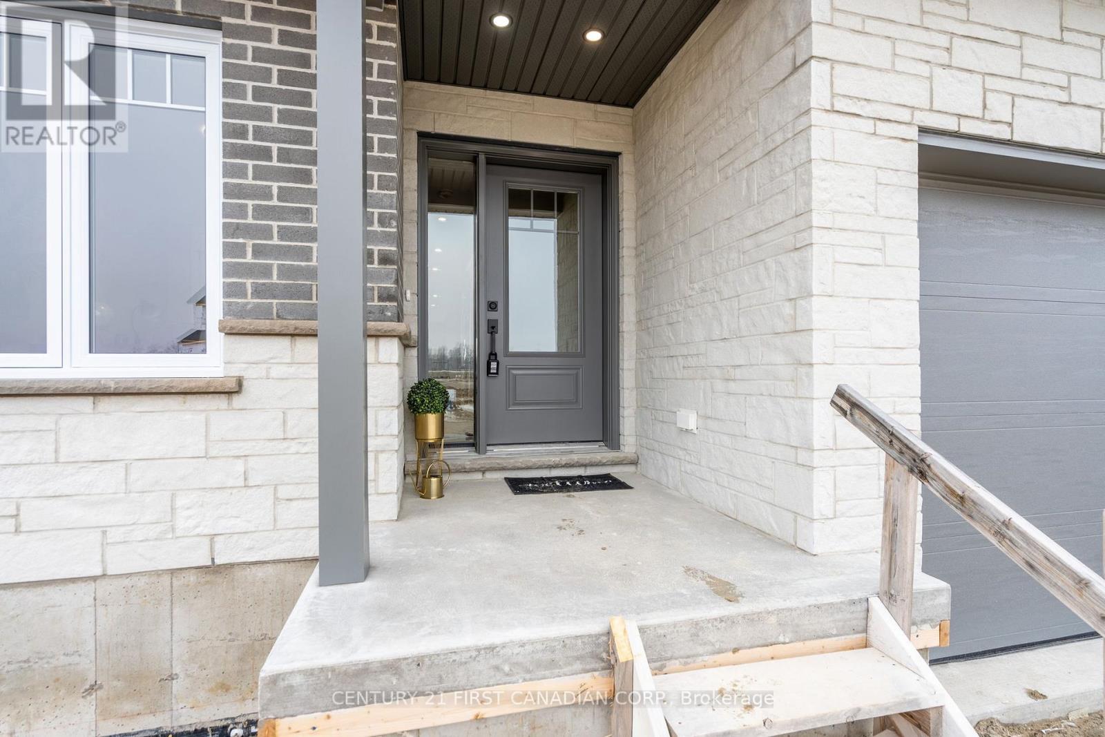 27 Sheldabren Street, North Middlesex, Ontario  N0M 1A0 - Photo 3 - X12863746