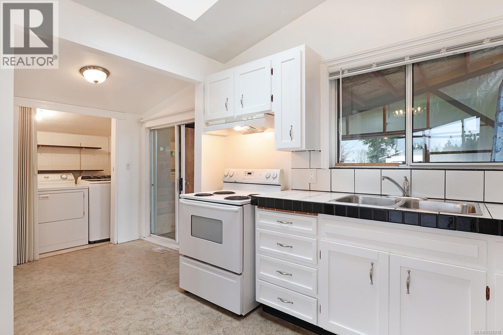 660 16th St, Courtenay, British Columbia  V3J 1A7 - Photo 11 - 1028218