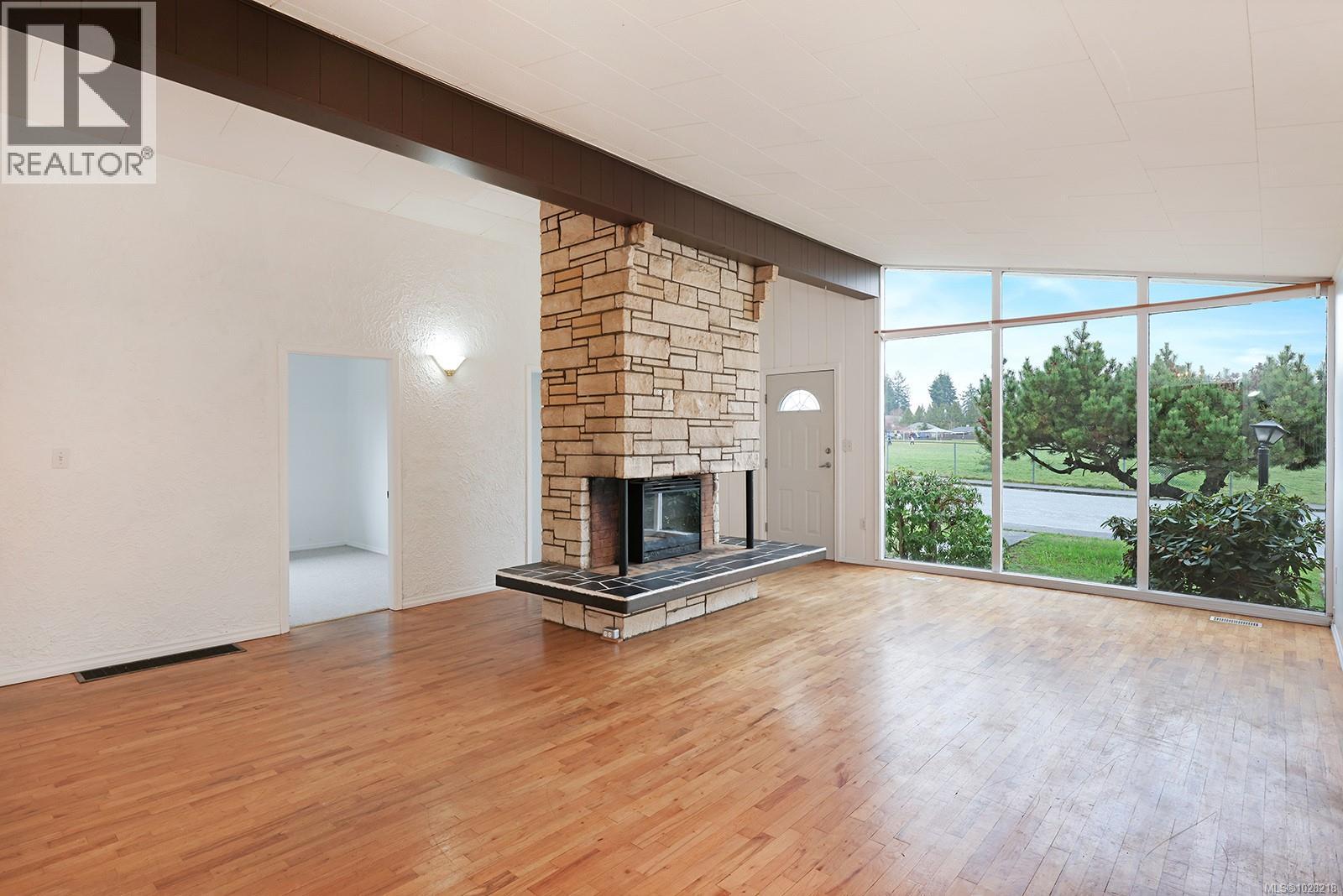 660 16th St, Courtenay, British Columbia  V3J 1A7 - Photo 3 - 1028218