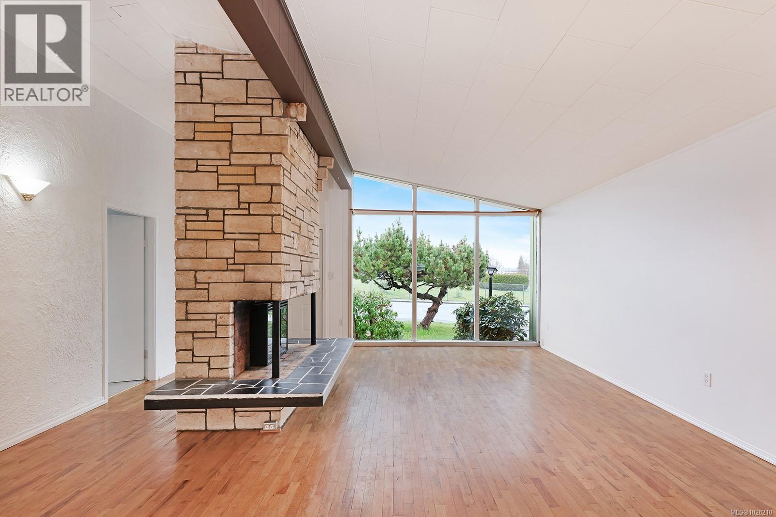 660 16th St, Courtenay, British Columbia  V3J 1A7 - Photo 4 - 1028218