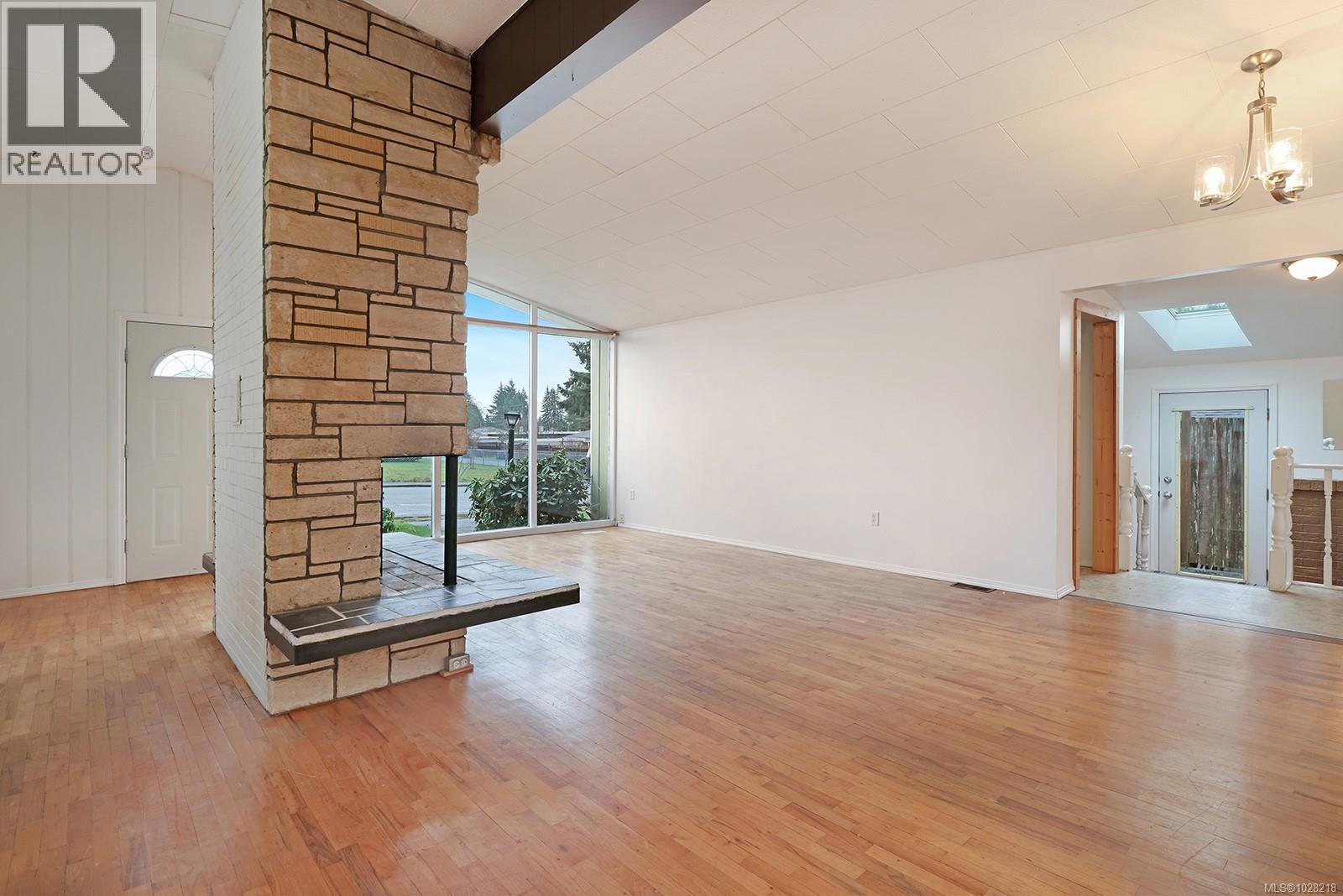 660 16th St, Courtenay, British Columbia  V3J 1A7 - Photo 6 - 1028218