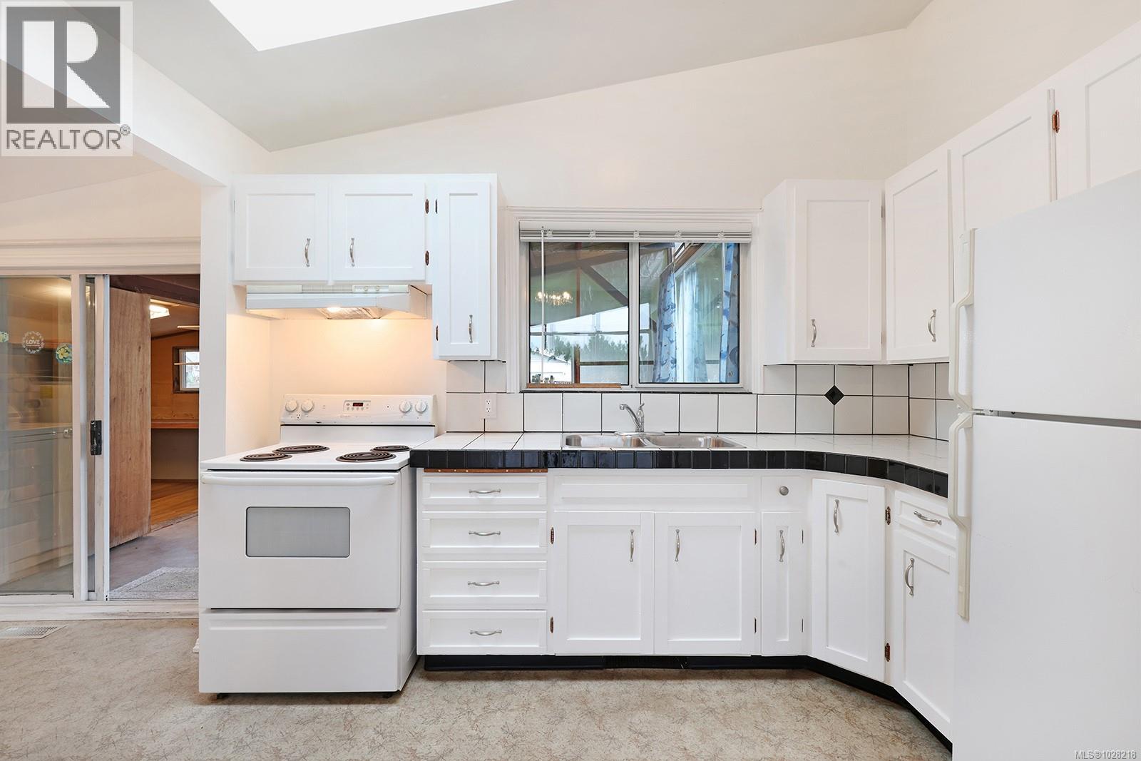 660 16th St, Courtenay, British Columbia  V3J 1A7 - Photo 8 - 1028218