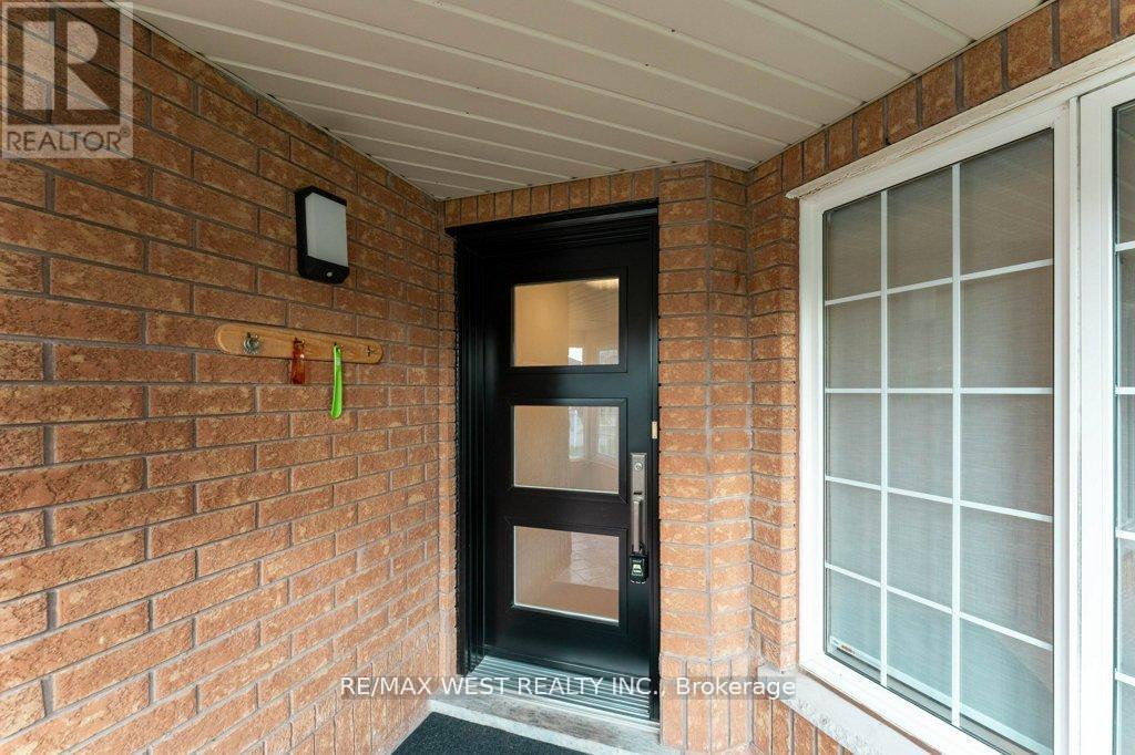 3143 Clayhill Road, Mississauga (Cooksville), Ontario  L5B 4J3 - Photo 6 - W12697572