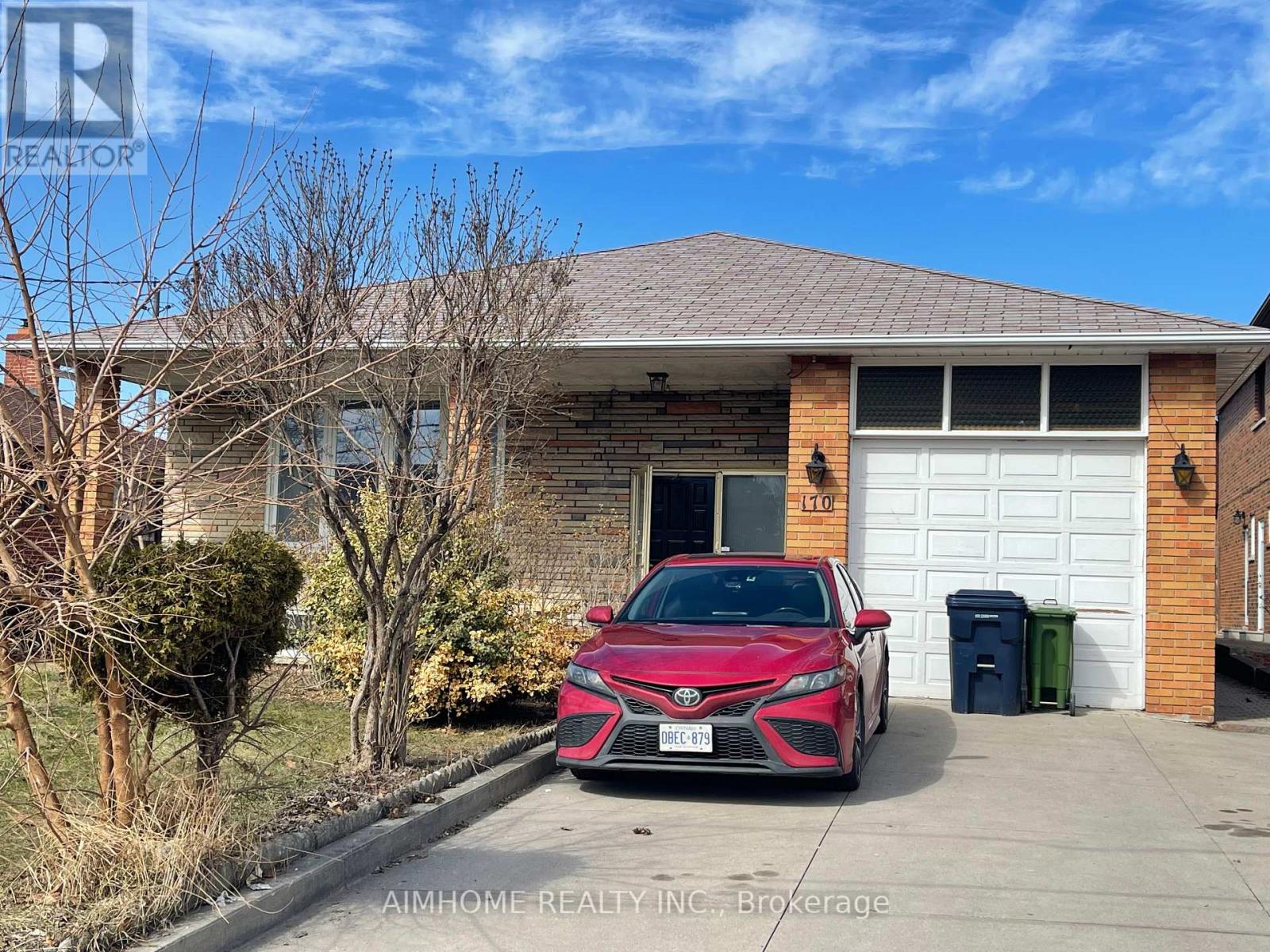 <div class="slider-price">$1,199,000</div><p>170 Gracefield Avenue, Toronto, Ontario</p>