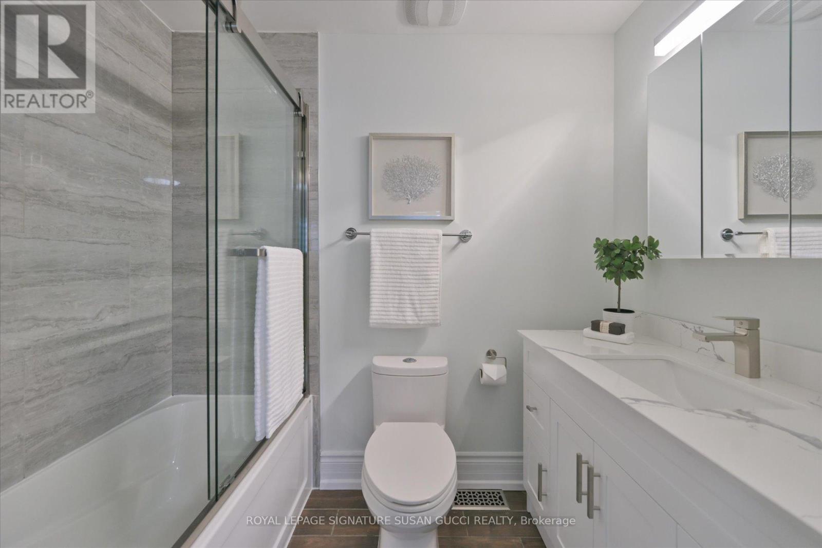 20 Cambrai Avenue, Toronto, Ontario  M4C 2P6 - Photo 21 - E12863662