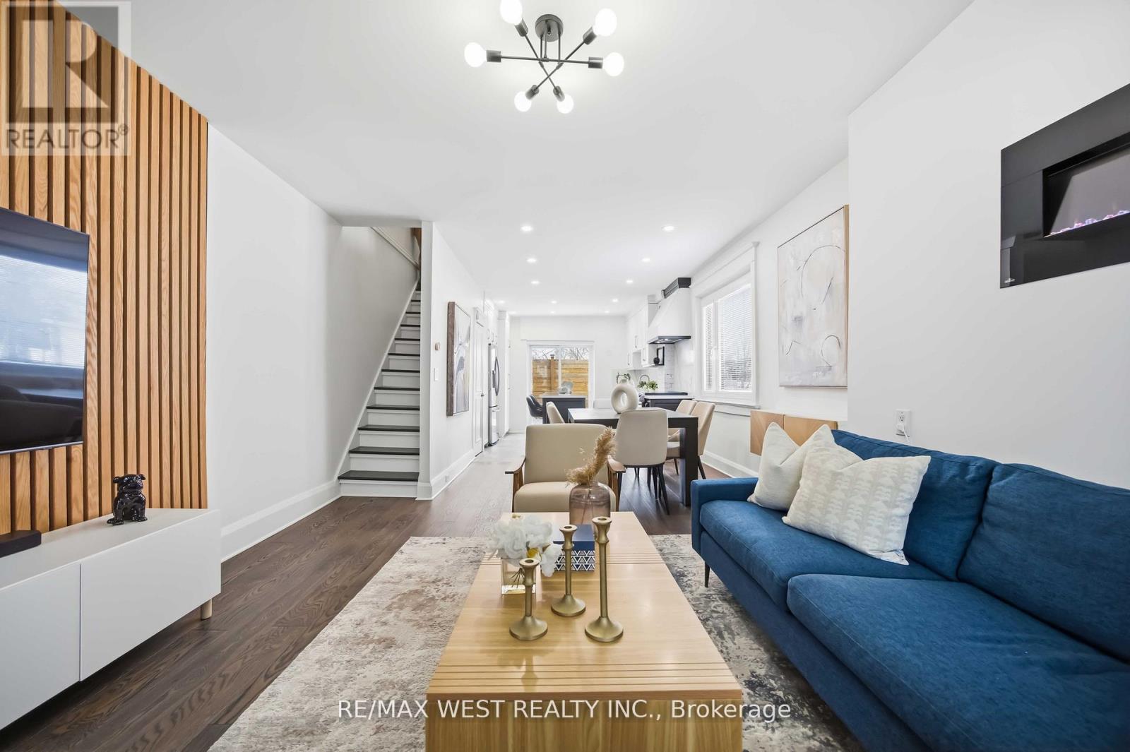 902 WOODBINE AVENUE, Toronto, Ontario