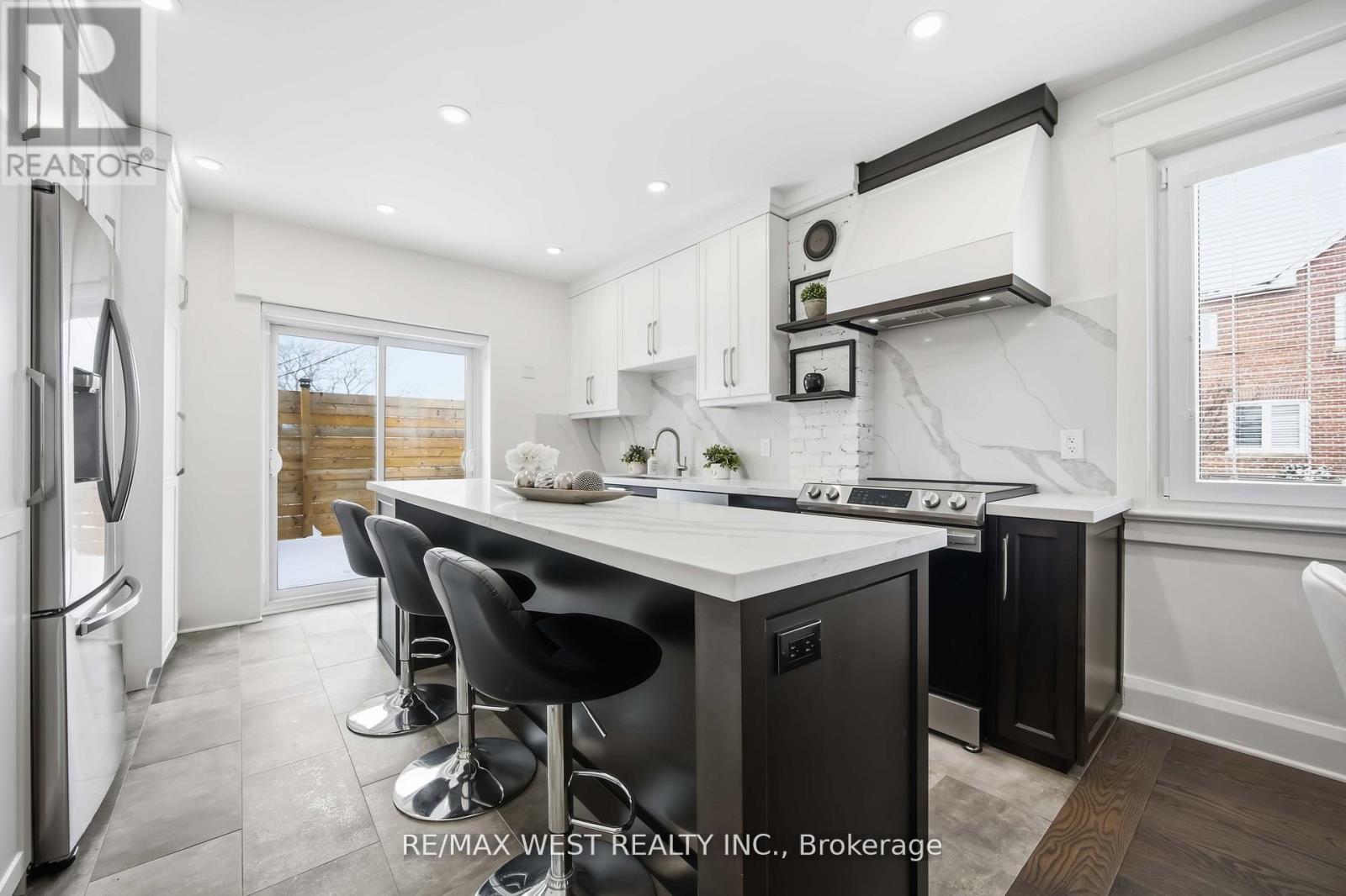 902 Woodbine Avenue, Toronto, Ontario  M4C 4B5 - Photo 13 - E12863738