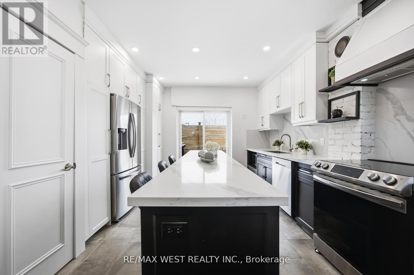 902 Woodbine Avenue, Toronto, Ontario  M4C 4B5 - Photo 14 - E12863738