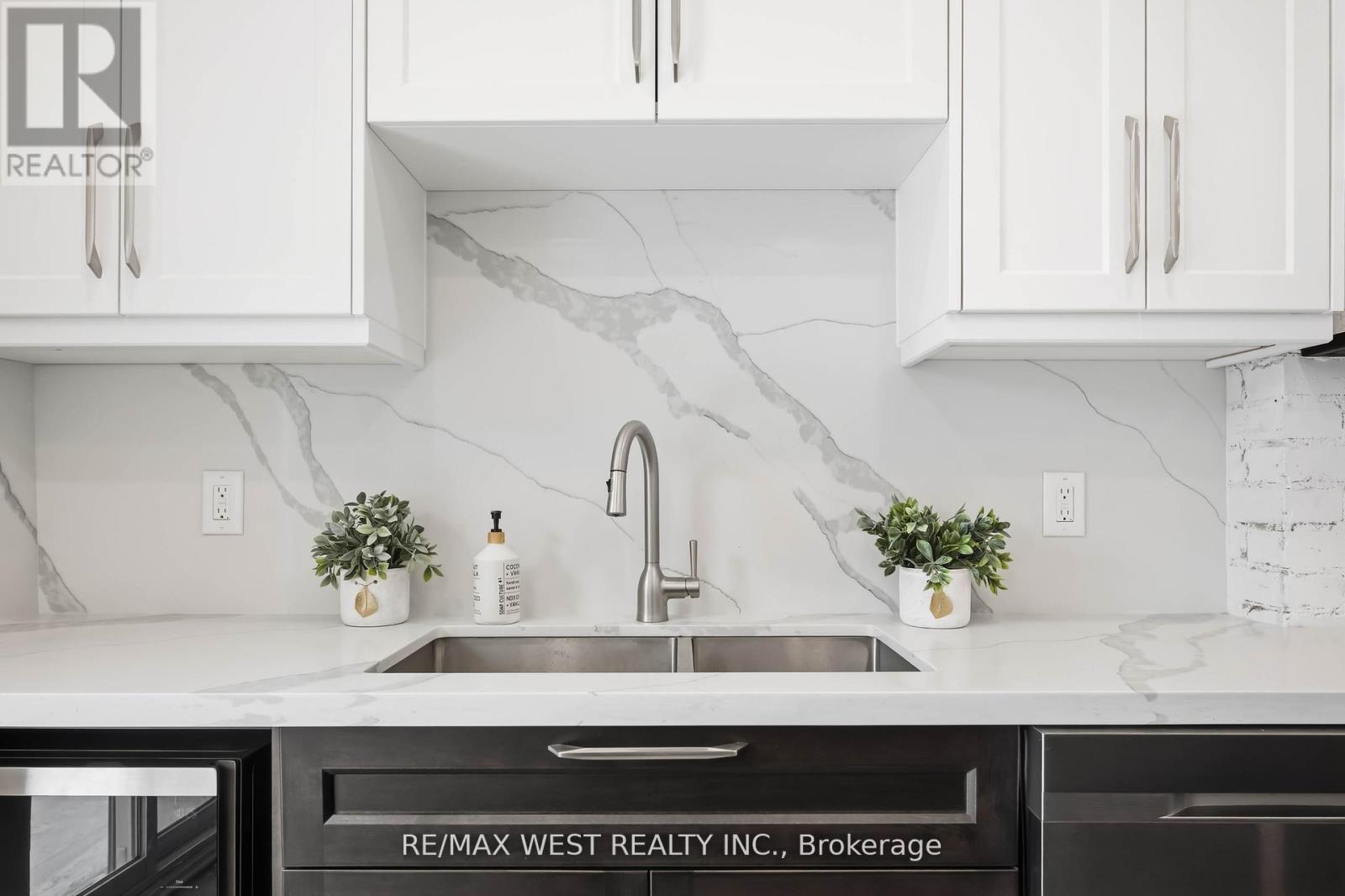 902 Woodbine Avenue, Toronto, Ontario  M4C 4B5 - Photo 15 - E12863738