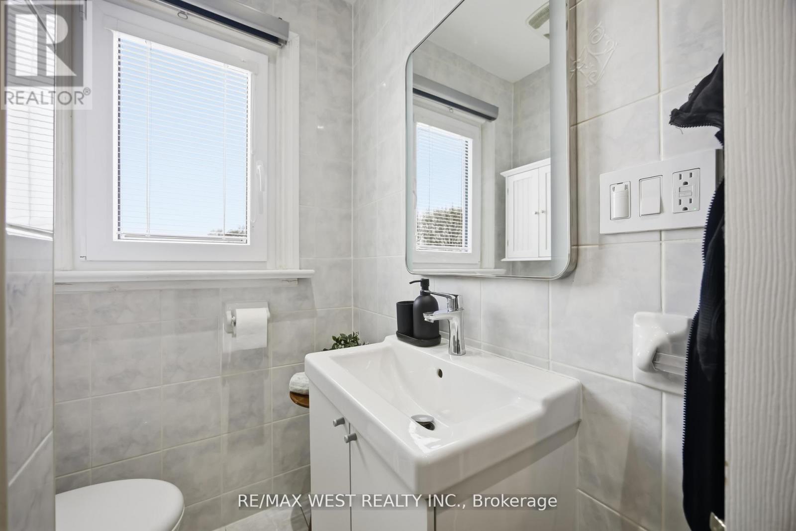 902 Woodbine Avenue, Toronto, Ontario  M4C 4B5 - Photo 26 - E12863738