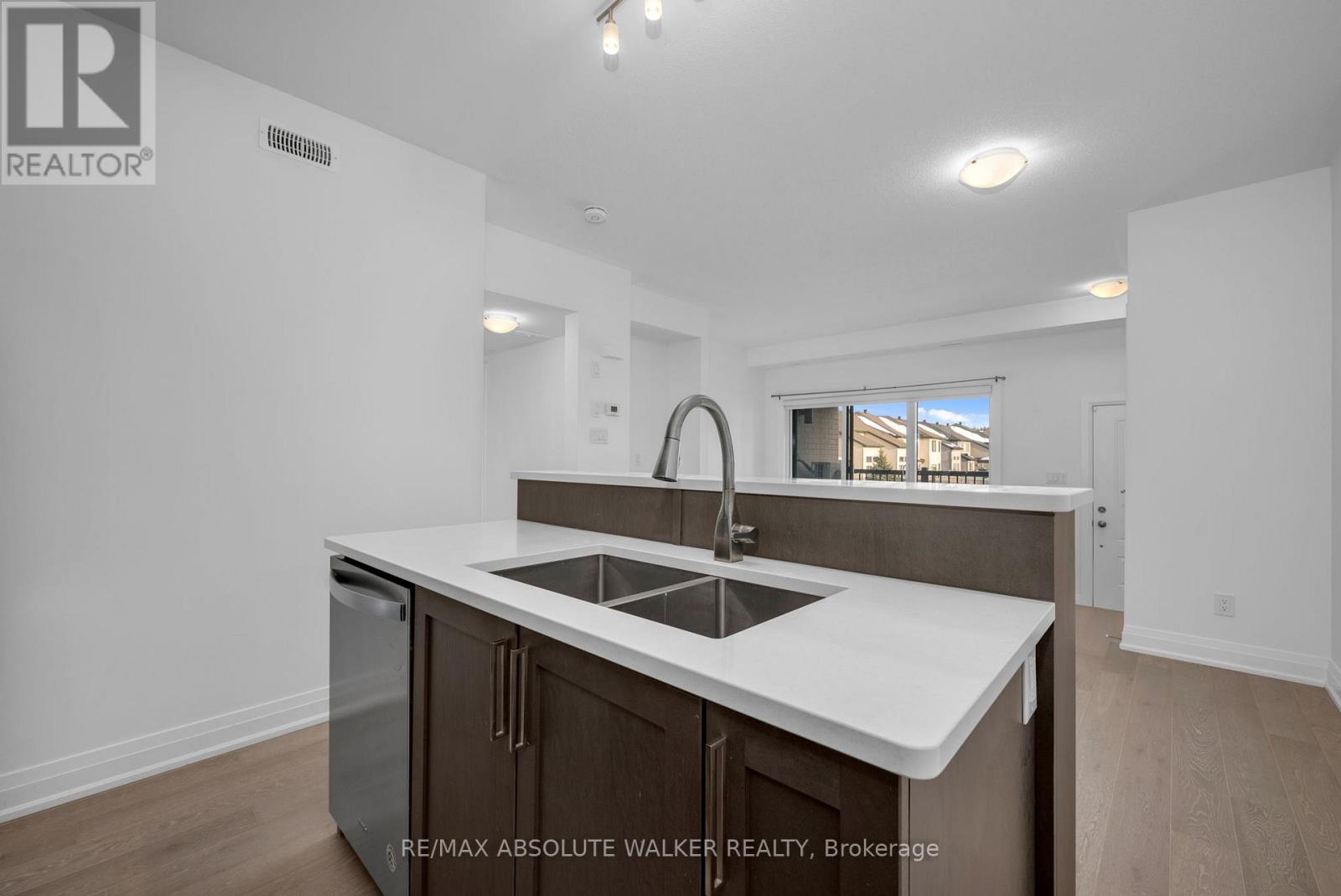 E - 10 Jaguar Private, Ottawa, Ontario  K2V 0J3 - Photo 7 - X12860168