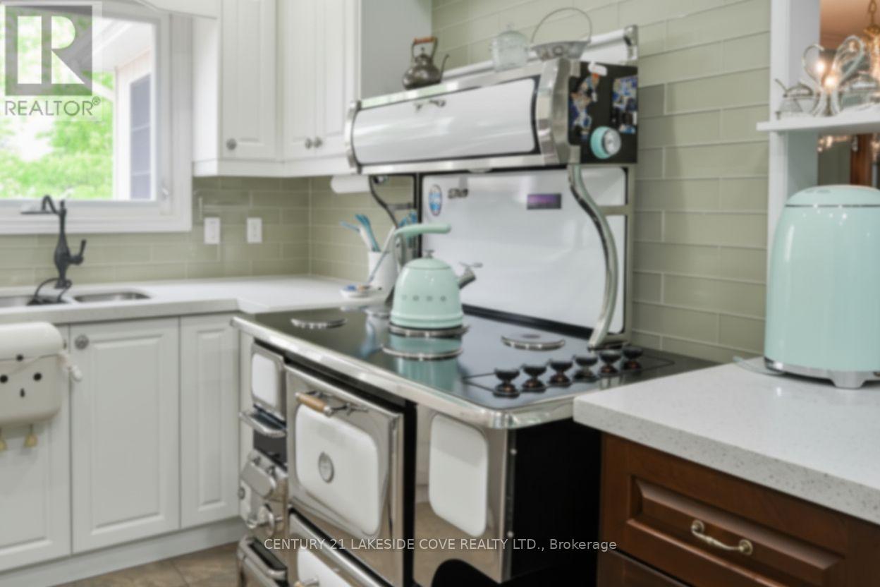 9 Pinetree Court, Ramara, Ontario  L0K 1B0 - Photo 16 - S12863598