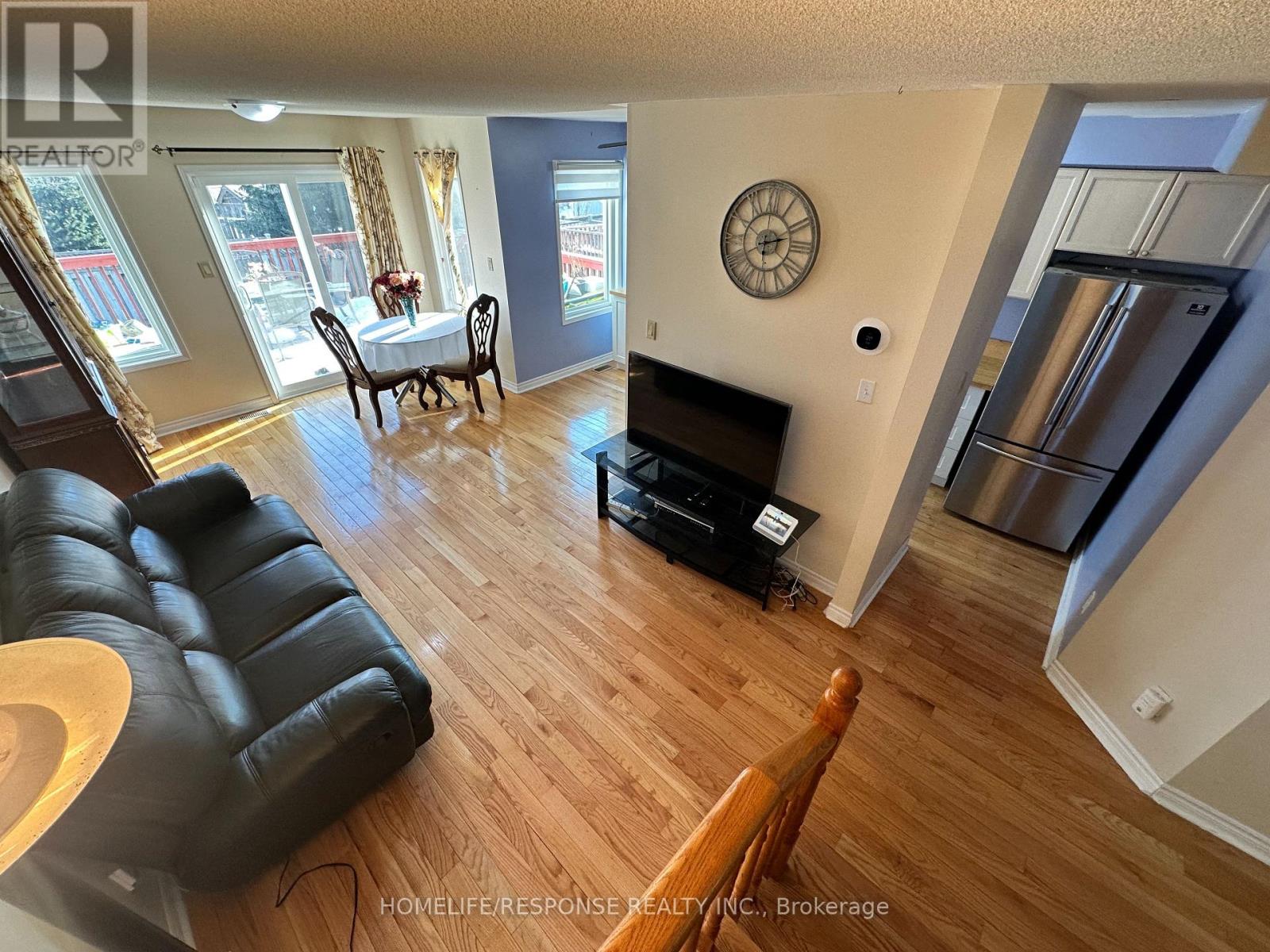 89 Ravenscliffe Court, Brampton, Ontario  L6X 4N9 - Photo 4 - W12863572