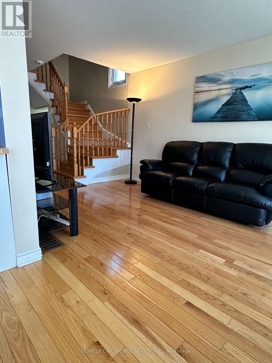 89 Ravenscliffe Court, Brampton, Ontario  L6X 4N9 - Photo 5 - W12863572