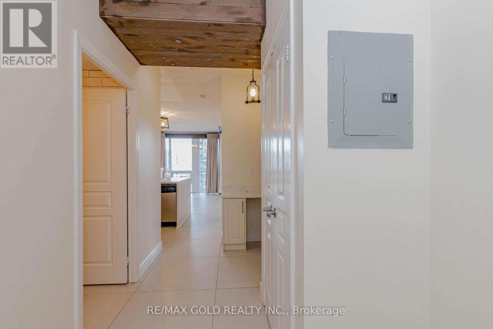 1106 - 220 Burnhamthorpe Road W, Mississauga, Ontario  L5B 4N4 - Photo 10 - W12863680