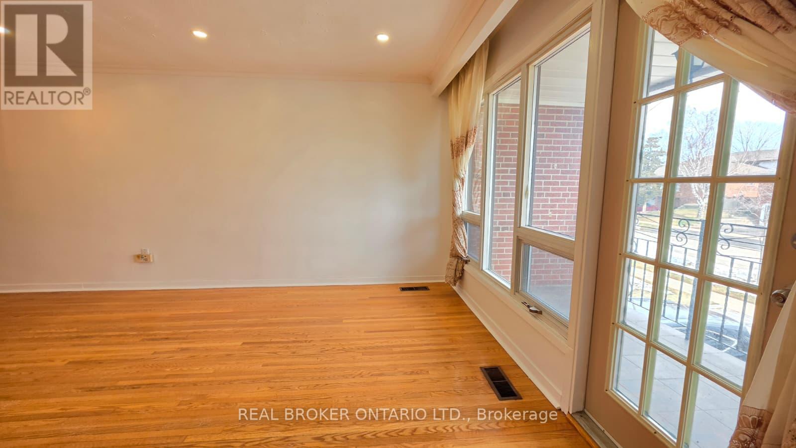 Upper - 214 Fairglen Avenue, Toronto, Ontario  M1W 1B1 - Photo 13 - E12798588