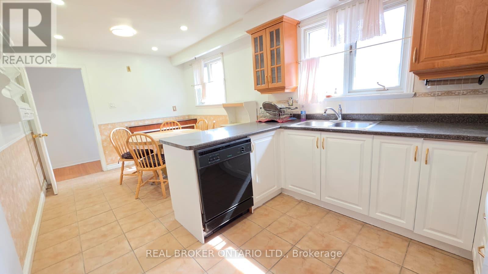 Upper - 214 Fairglen Avenue, Toronto, Ontario  M1W 1B1 - Photo 8 - E12798588