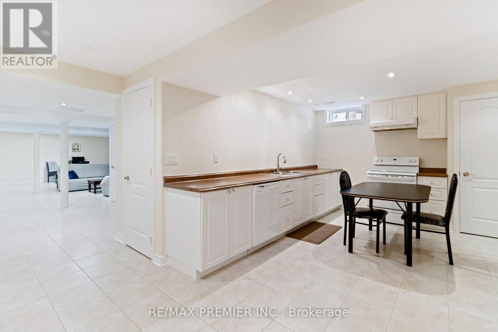 11 Eakins Drive E, Aurora, Ontario  L4G 0G7 - Photo 18 - N12863560