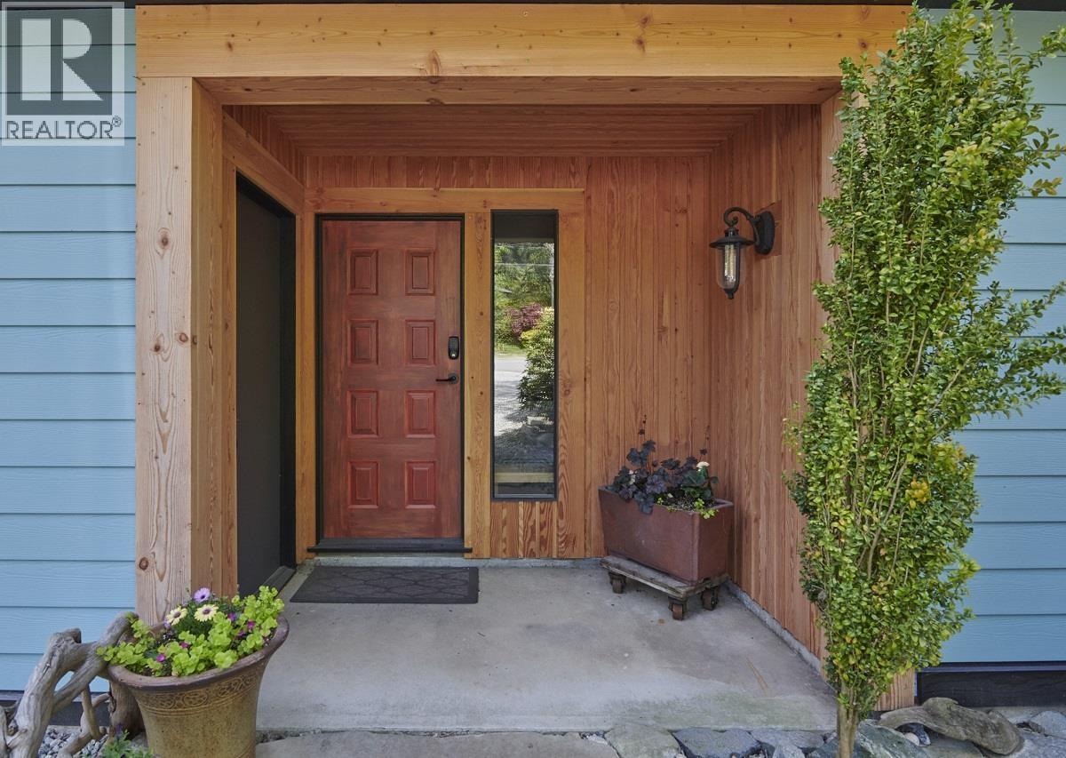 1454 Davidson Road, Gibsons, British Columbia  V0N 1V6 - Photo 2 - R3097637