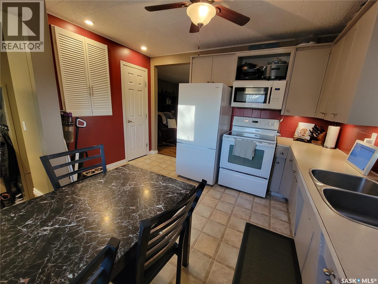 4812 Post Street, Macklin, Saskatchewan  S0L 2C0 - Photo 5 - SK029795