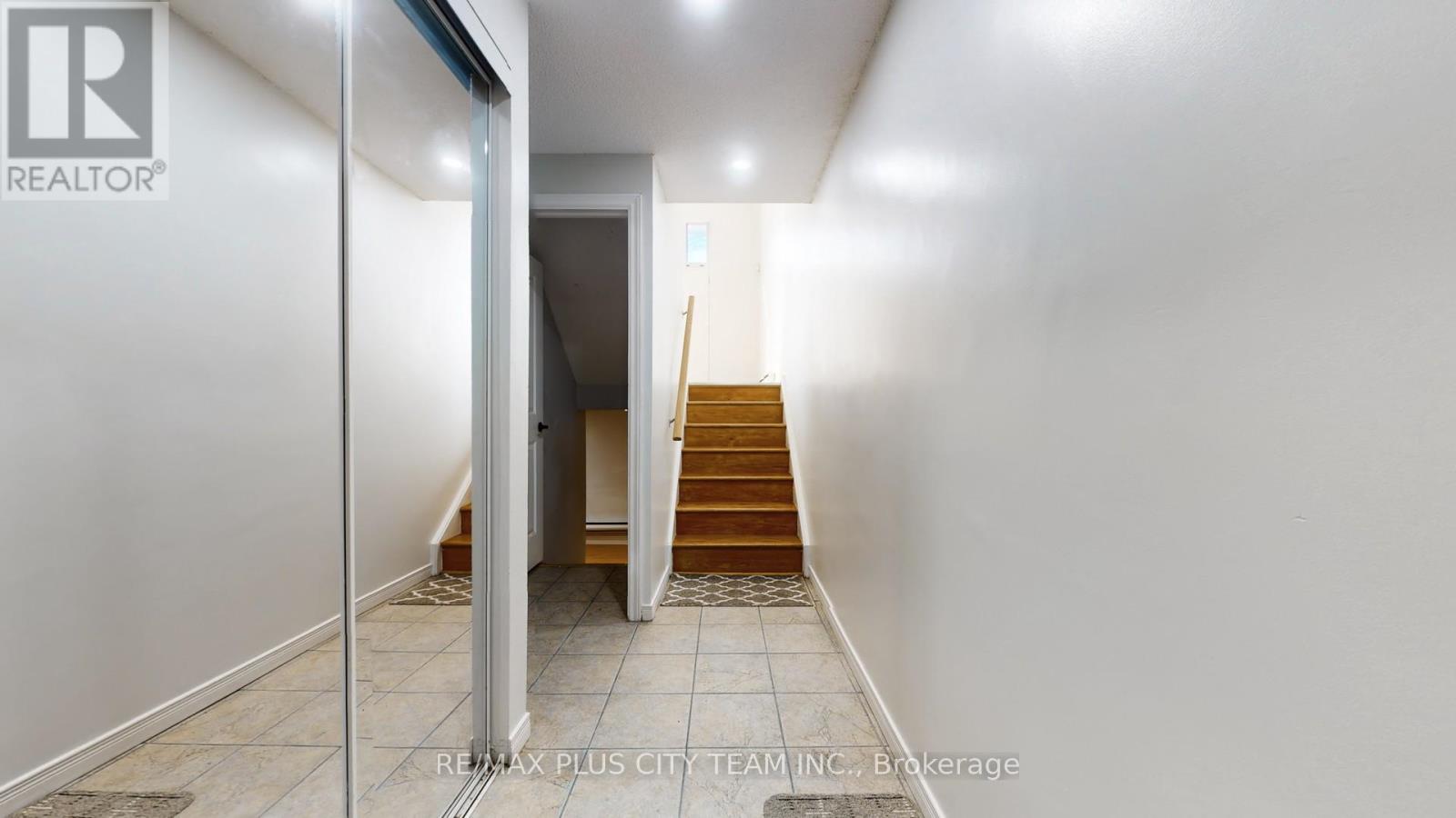 50 Darras Court, Brampton, Ontario  L6T 1W7 - Photo 7 - W12863772