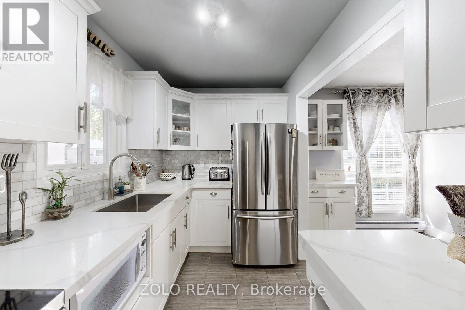 30 Greenbush Court, Brampton, Ontario  L6S 2K2 - Photo 3 - W12863788